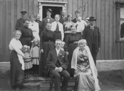 Brudepar med familie.
