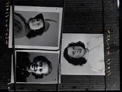 Repro avfotografering.
Bilde 1: en kvinne.
Bilde 2: en jente