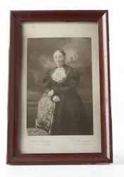 Portrettbilde av kvinne (Bispinde Sofie Moe) som står og len