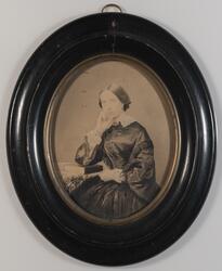 Portrett av kvinne (Sofie Moe) som lener albuen på en bok, s