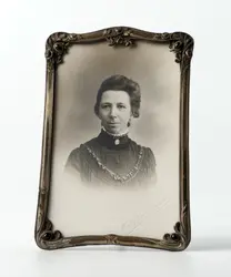 Portrett av kvinne (Marie Moe).