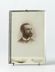 Innrammet portrett av en mann (Moltke Moe).