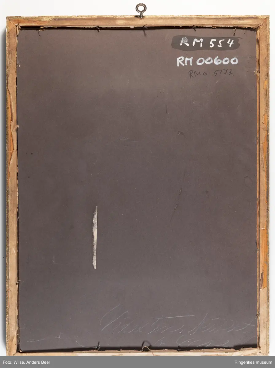 Et stort eiketre (Den gamle mester) i vinterlandskap. Fjell, hus og en kirke i bakgrunnen.