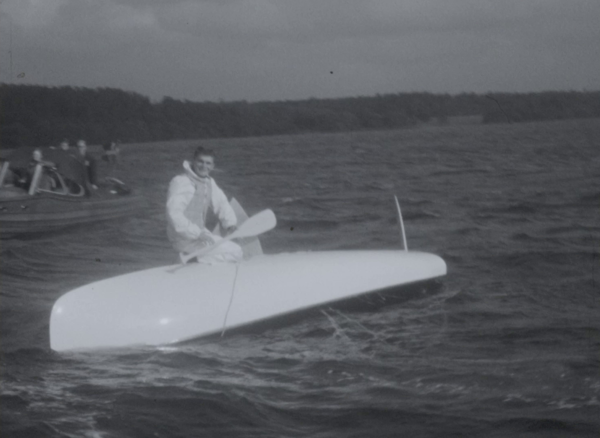 Film ur Upsala segelsällskaps (USS) arkiv från sällskapets höstregatta som hölls 26-27 augusti 1961. Första delen är i svartvitt, den senare i färg.


Finnjollar kappseglar. Bland deltagarna finns förutom medlemmar i USS även medlemmar från Uppsala kanotförening (UKF) samt amerikanen Fred Miller. Också neptunkryssare och folkbåtar kappseglar. I en trädkantad strandlinje ligger ett antal finnjollar och andra segelbåtar uppdragna på land.


Flera finjollar slår runt under tävlingen, så att deras ägare får sätta sig på skrovets undersida för att hålla sig ur vattnet. Försök görs att vända jollarna på rätt köl igen så att de kan segla vidare.


En grupp män iförda skärmmössor med USS-märken samtalar på en brygga där motor- och segelbåtar ligger förtöjda. Barn och vuxna ombord de förtöjda båtarna filmas också.


Ett stort antal finnjollar ligger uppdragna på land och förtöjda vid en brygga. Seglare gör iordning sina båtar inför dagens tävlingar, som även omfattar neptunkryssare, 5.5:or, Mälar 22:or, starbåtar, drakbåtar, en skärgårdskryssare SK 55 och nordiska folkbåtar. Under kappseglingarna ses båtarna runda märken. Efter tävlingarnas slut ligger flera båtar lastade på släp vid en parkering inför transport till hemmahamnarna med bil.