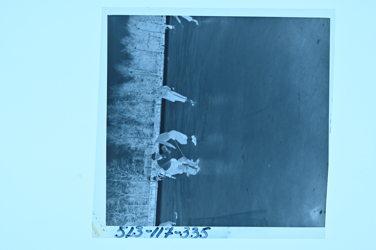 Samtidsdokumentation gjord av Jonathan Larsson, Jonsfeltsvägen 10b, 663 40 Hammarö. 070-5695757, jonathan.98@hotmail.com. Jonathan har dokumenterat sin vardag på Mörmoskolan klass 9b och sin fritid med hockey o vänner. Vänner är bild 94 Fanny Bergström och Erik Sundkvist/kreuter. Hockeylaget heter Hammarö HC U16, Mamman bild 36 heter Annica Larsson. Jonathan spelar Forward och de möter Färjestad och förlorar med 1-5.