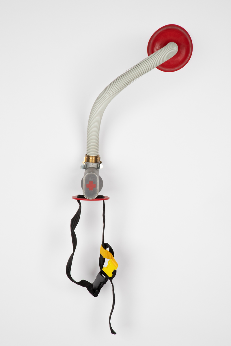 Smykke som skal bæres på ryggen, satt sammen av readymades. Består av et belte med spenner som skal festes rundt midjen. Til beltet kan det kobles en slange med sugekopp.