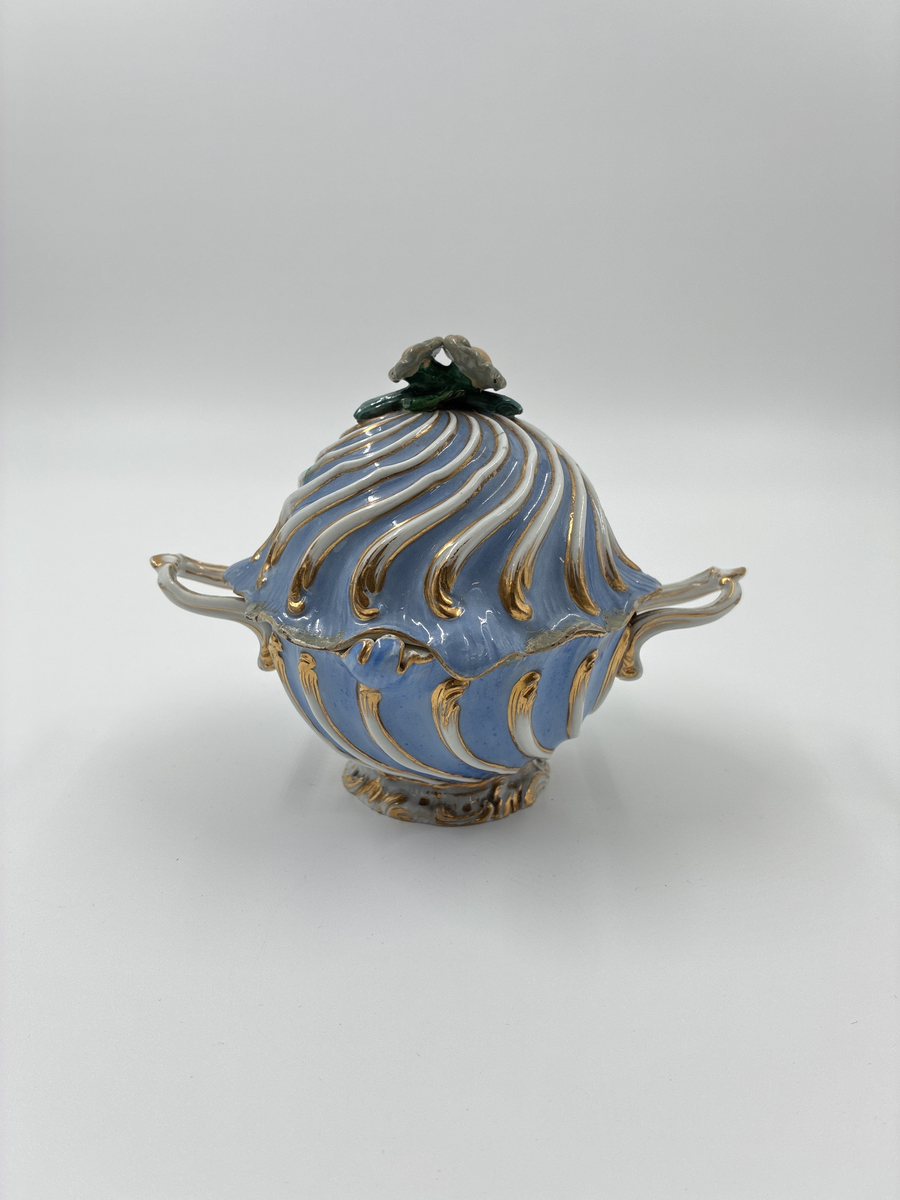 Bonbonjär med två handtag samt lock dekorerad med två blommor. Blåglaserat porslin med gulddekor. Från Meissen, Tyskland.