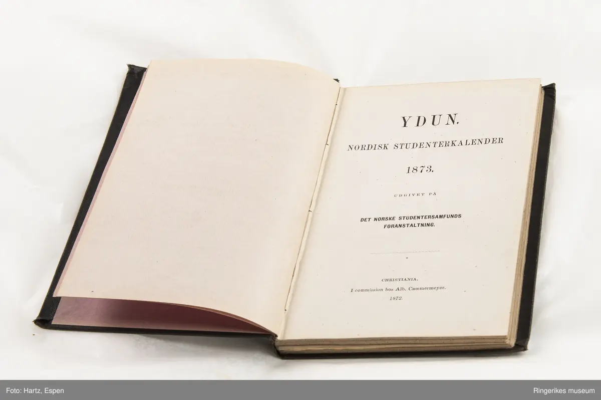 YDUN. Nordisk Studenterkalender 1873. Det norske studentersamfunds foranstaltning. Trykket i Christiania i 1872, i kommisjon his Alb. Cammermeyer. 152 sider.