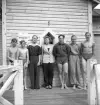 Simningen, 16/8 1942. 
Gruppfoto av några av de tävlande framför badhuset på 
Evedal.