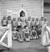 Simningen, 16/8 1942. 
Foto av en barngrupp med ledare, framför badhuset på Evedal.