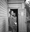 Simningen, 16/8 1942. 
Tävlingsledare vid mikrofonen på bryggan vid badhuset.