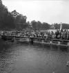 Simningen, 16/8 1942. 
Publiken vid simtävlingen. I bakgrunden skymtar gamla Evedal.