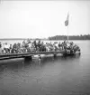 Simningen, 16/8 1942. 
Publiken på bryggan vid simtävlingen.