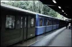 Tunnelbanetåg med blå och gröna vagnar vid Ropstens tunnelba