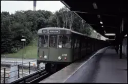 Tunnelbanetåg vid Ropstens tunnelbanestation år 1977