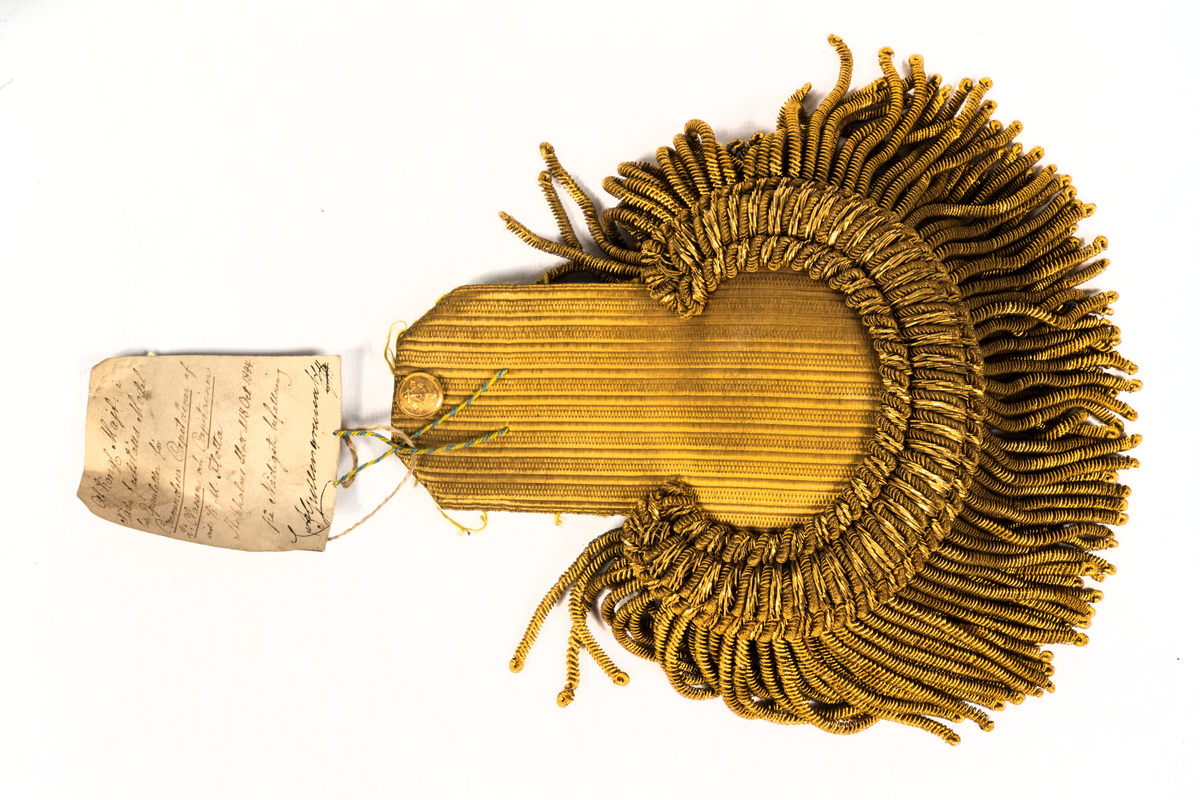 Epåletter M/1844. Klaff av guldtyg med smala buljoner och liten ankarknapp. Ofodrade.