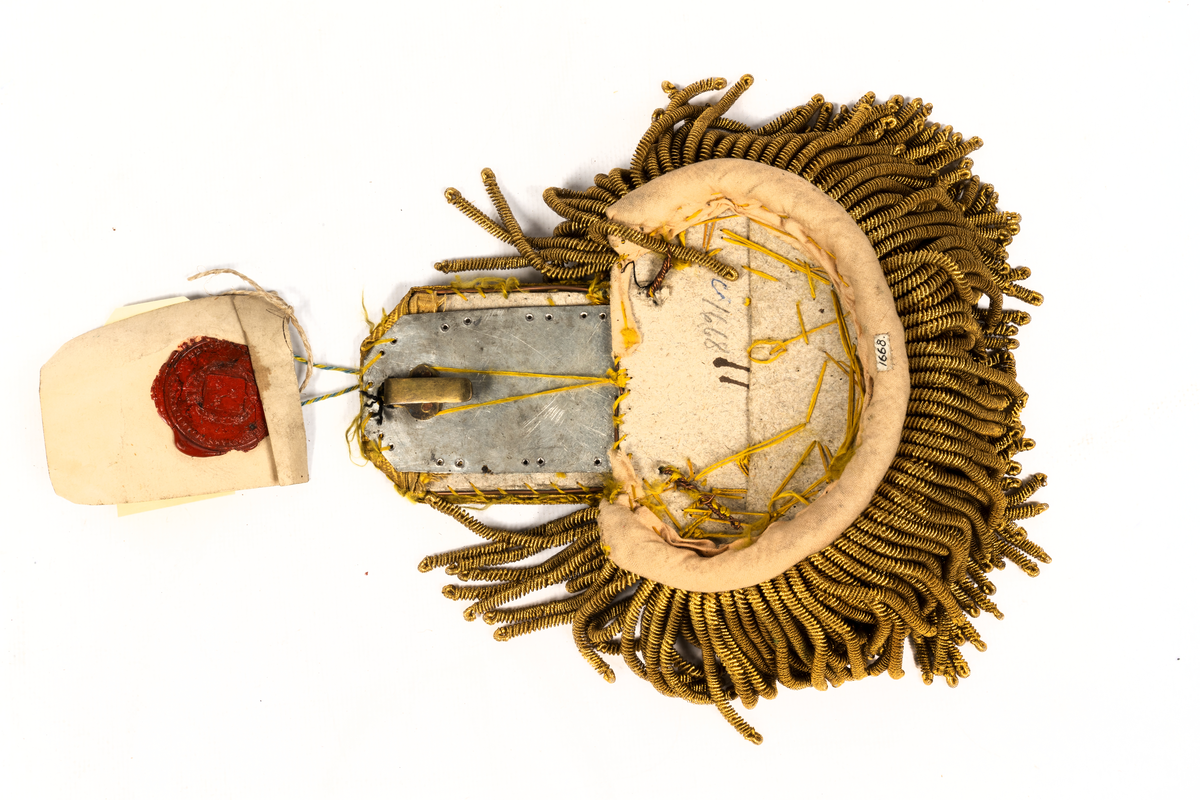 Epåletter M/1844. Klaff av guldtyg med smala buljoner och liten ankarknapp. Ofodrade.