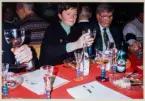 Hyttsill vid Hald Gate-fondens 25-årsjubileum i Orrefors, dec. 1994.
Antikvarie Gunnel Holmér från Smålands museum, låter sig väl smaka av ostkakedesserten.