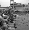 Simningen, 16/8 1942. 
Vinnaren vid simtävlingarna får motta segerkrans.