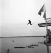 Simningen, 16/8 1942. 
Skämthopp från hopptornet.