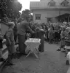 Simningen, 16/8 1942. 
Prisutdelning på Evedal. En pojke i träningsoverall får en liten 
bägare i pris.