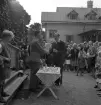 Simningen, 16/8 1942. 
Prisutdelning på Evedal. En tonårspojke i kostym får en liten 
bägare i pris.