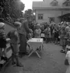 Simningen, 16/8 1942. 
Prisutdelning på Evedal. En pojke får en liten bägare i pris.