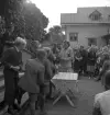 Simningen, 16/8 1942. 
Prisutdelning på Evedal. En ung kvinna får en liten bägare i pris.