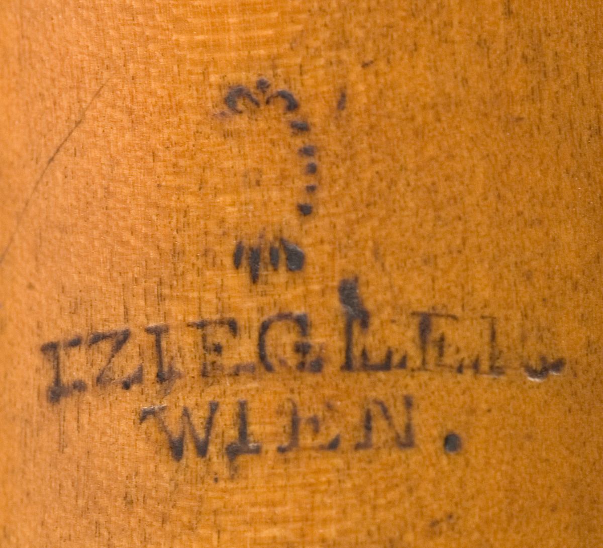 Tvärflöjt i buxbom med silverringar. 5 delar. C-fot. Kvadratiskt anblåsningshål. Tydliga märken efter användning vid anblåsnings- och fingerhål. 10 klaffar med kullagring, fästa i fastskruvade plattor. Klaffarnas plattor är runda. Klaffhålen har monterade metallrör.