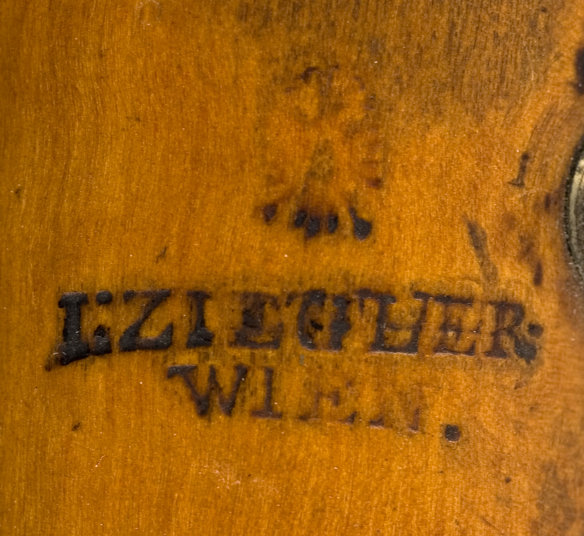 Tvärflöjt i buxbom med silverringar. 5 delar. C-fot. Kvadratiskt anblåsningshål. Tydliga märken efter användning vid anblåsnings- och fingerhål. 10 klaffar med kullagring, fästa i fastskruvade plattor. Klaffarnas plattor är runda. Klaffhålen har monterade metallrör.