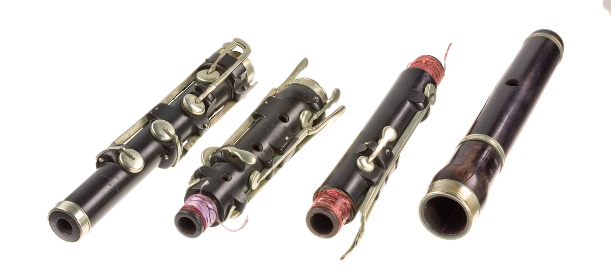 Tvärflöjt i ebenholts med silverringar. 5 delar. H-fot. Sprickor i munstycke och päron. 10 klaffar med bocklagring och kraftiga, runda plattor.