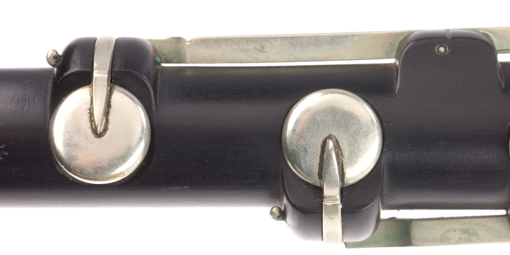 Tvärflöjt i ebenholts med silverringar. 5 delar. H-fot. Sprickor i munstycke och päron. 10 klaffar med bocklagring och kraftiga, runda plattor.