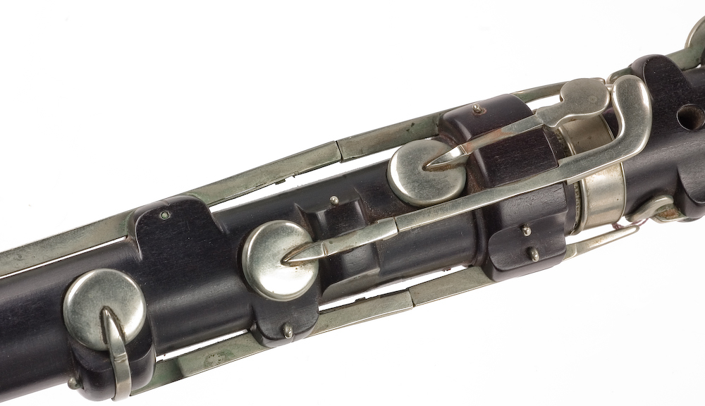 Tvärflöjt i ebenholts med silverringar. 5 delar. H-fot. Sprickor i munstycke och päron. 10 klaffar med bocklagring och kraftiga, runda plattor.