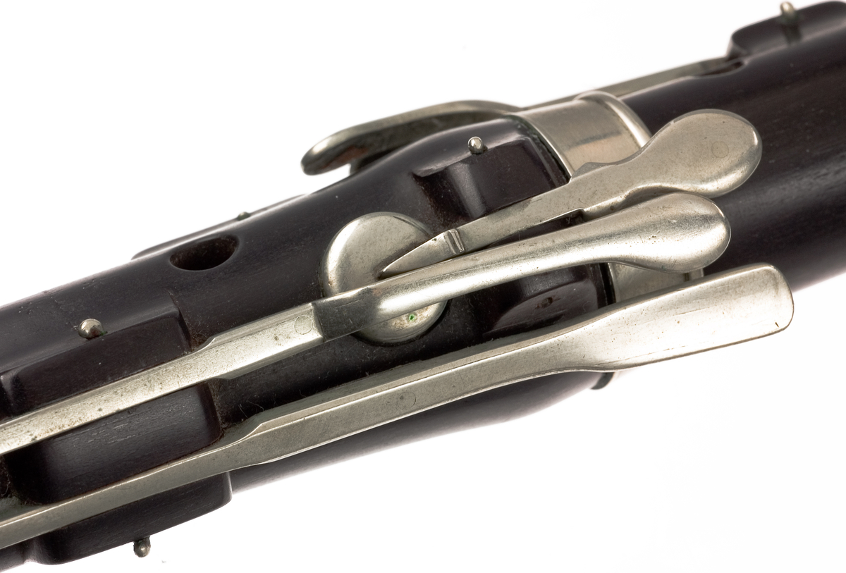 Tvärflöjt i ebenholts med silverringar. 5 delar. H-fot. Sprickor i munstycke och päron. 10 klaffar med bocklagring och kraftiga, runda plattor.