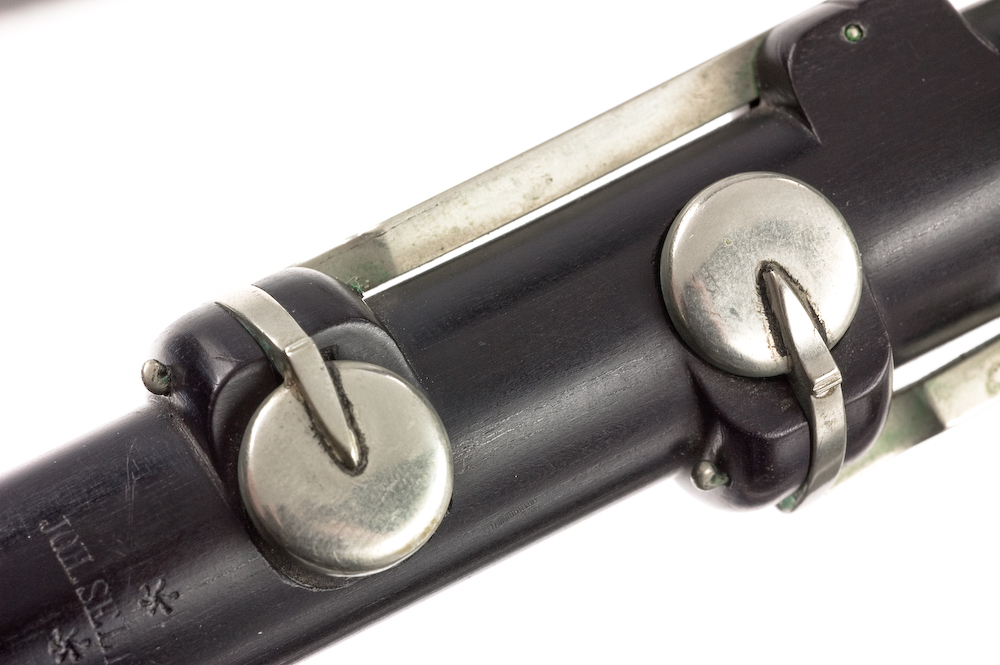 Tvärflöjt i ebenholts med silverringar. 5 delar. H-fot. Sprickor i munstycke och päron. 10 klaffar med bocklagring och kraftiga, runda plattor.