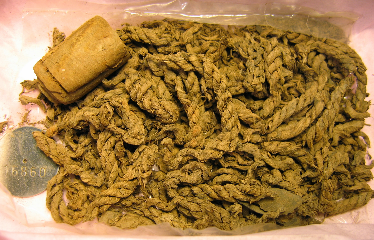 Fragment av ett nät. Uppdelat i del 1 och 2 i samma ask
Del 1: Hög med mindre tågvirke och några mindre träfragment.
Del 2: Några mindre bitar av tågvirke