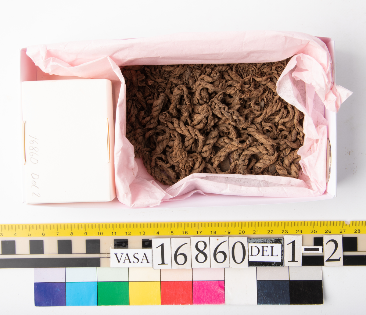 Fragment av ett nät. Uppdelat i del 1 och 2 i samma ask
Del 1: Hög med mindre tågvirke och några mindre träfragment.
Del 2: Några mindre bitar av tågvirke