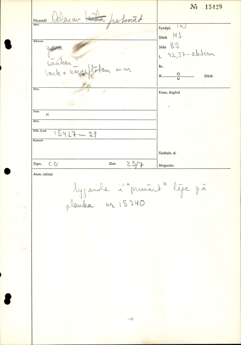 Delar av fisknät.
Sammanhängande hög av delar till fisknät. Trådarna är delvis nedbrytna. Recent, röd garntråd är fastknuten på tre ställen i nätet.