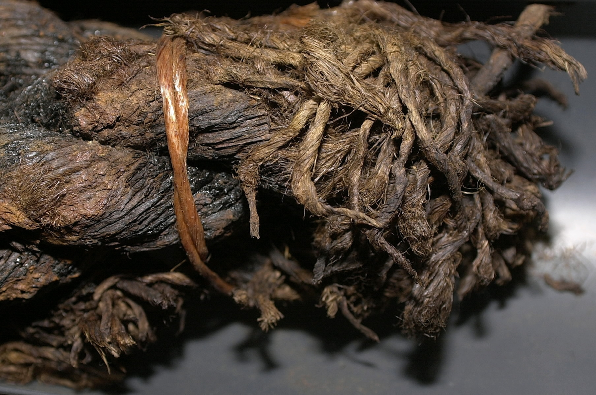 Tågvirke.
Del av grovt tågvirke till ankarkabeln.
S-slagen, tjärad del av ankarkabel, uppbyggd av tre Z-slagna trossar. Kabeln är skadad/fransig i ändarna och ligger i en skyddsränna av plast.