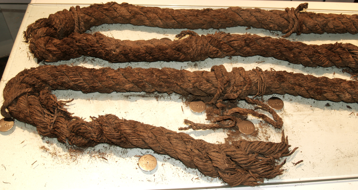 Tågvirke. Uppdelat i 5 delar.
Del 1: Rep i flera delar samt fragment
Del 2: Rep med vantknop
Del 3: Fragment
Del 4: Fragment
Del 5: Fragment