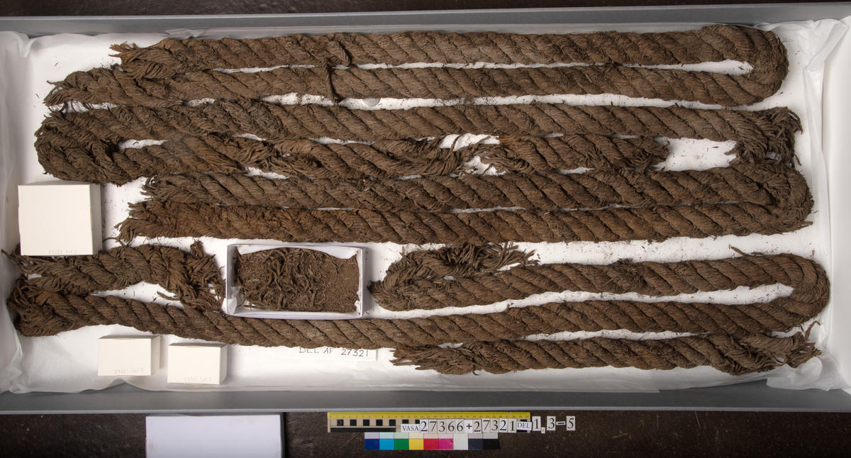 Tågvirke. Uppdelat i 5 delar.
Del 1: Rep i flera delar samt fragment
Del 2: Rep med vantknop
Del 3: Fragment
Del 4: Fragment
Del 5: Fragment