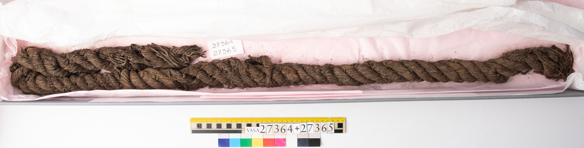 Tågvirke.
Rep som är ombundet av fnr 27365. Repet är omlindat med modern gasväv i båda ändarna.