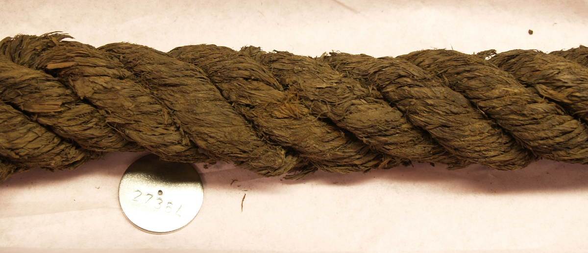 Tågvirke.
Rep som är ombundet av fnr 27365. Repet är omlindat med modern gasväv i båda ändarna.