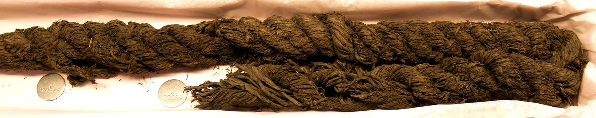 Tågvirke.
Rep som är ombundet av fnr 27365. Repet är omlindat med modern gasväv i båda ändarna.