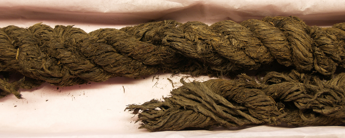 Tågvirke.
Rep som är ombundet av fnr 27365. Repet är omlindat med modern gasväv i båda ändarna.