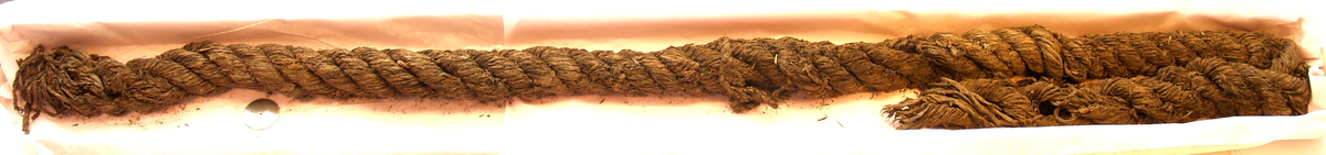 Tågvirke.
Rep som är ombundet av fnr 27365. Repet är omlindat med modern gasväv i båda ändarna.