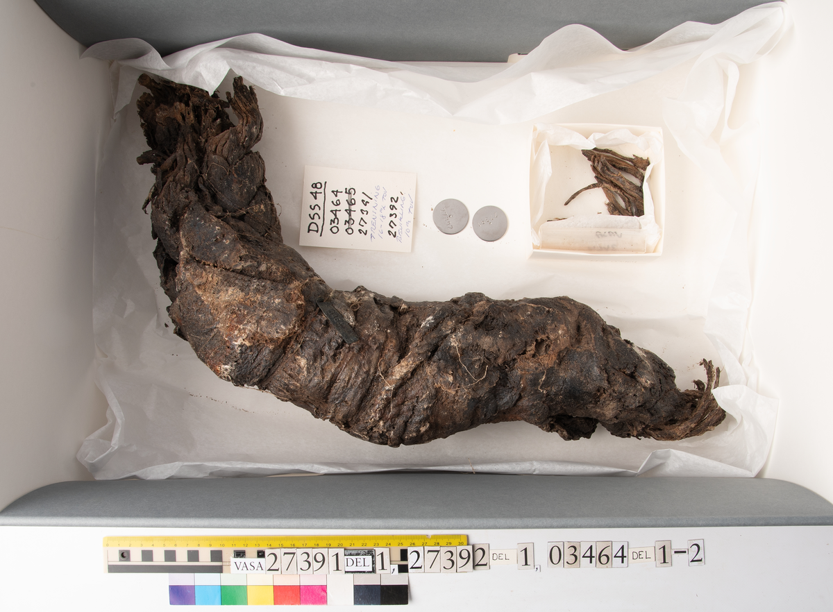 Tågvirke. Uppdelat i två delar.
Del 1: Bevarat sittande på fnr 03464
Del 2: Bevarat sittande på fnr 03465