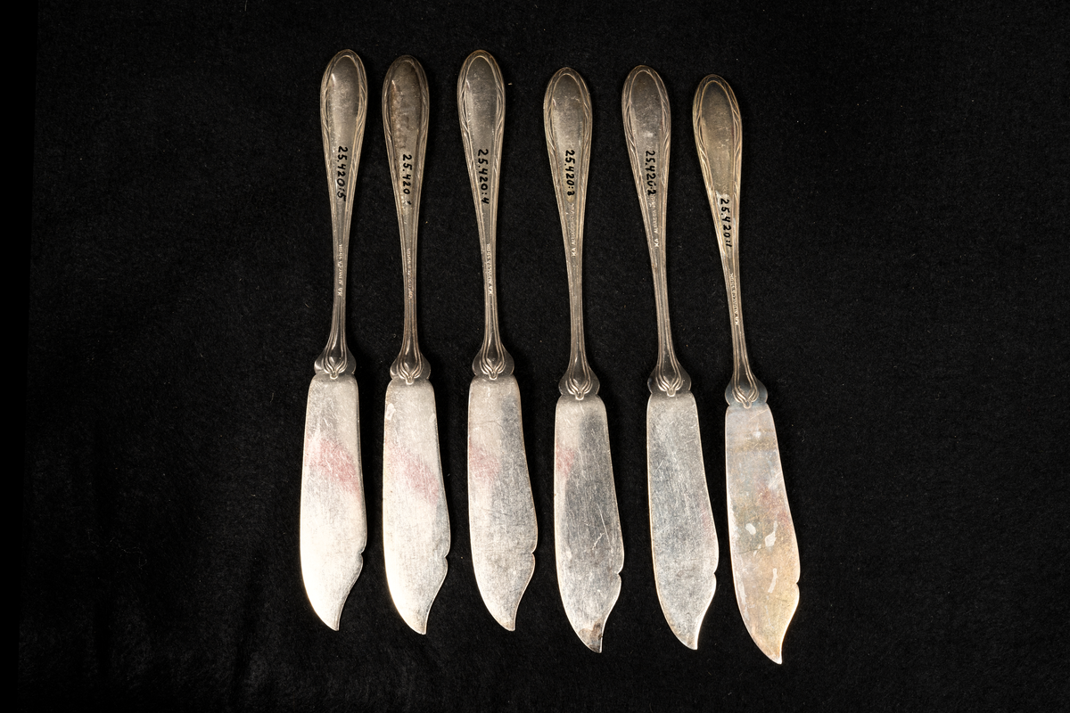 Sex stycken fiskknivar.