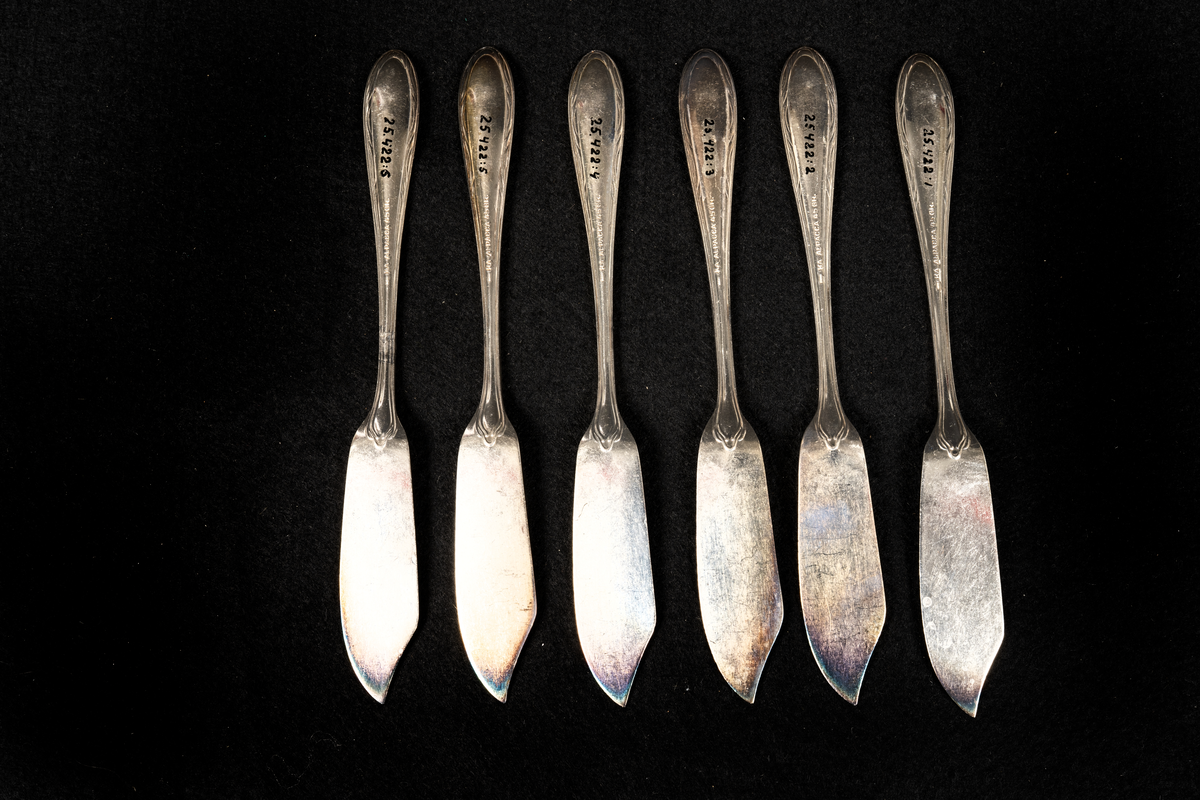 Sex stycken fiskknivar.