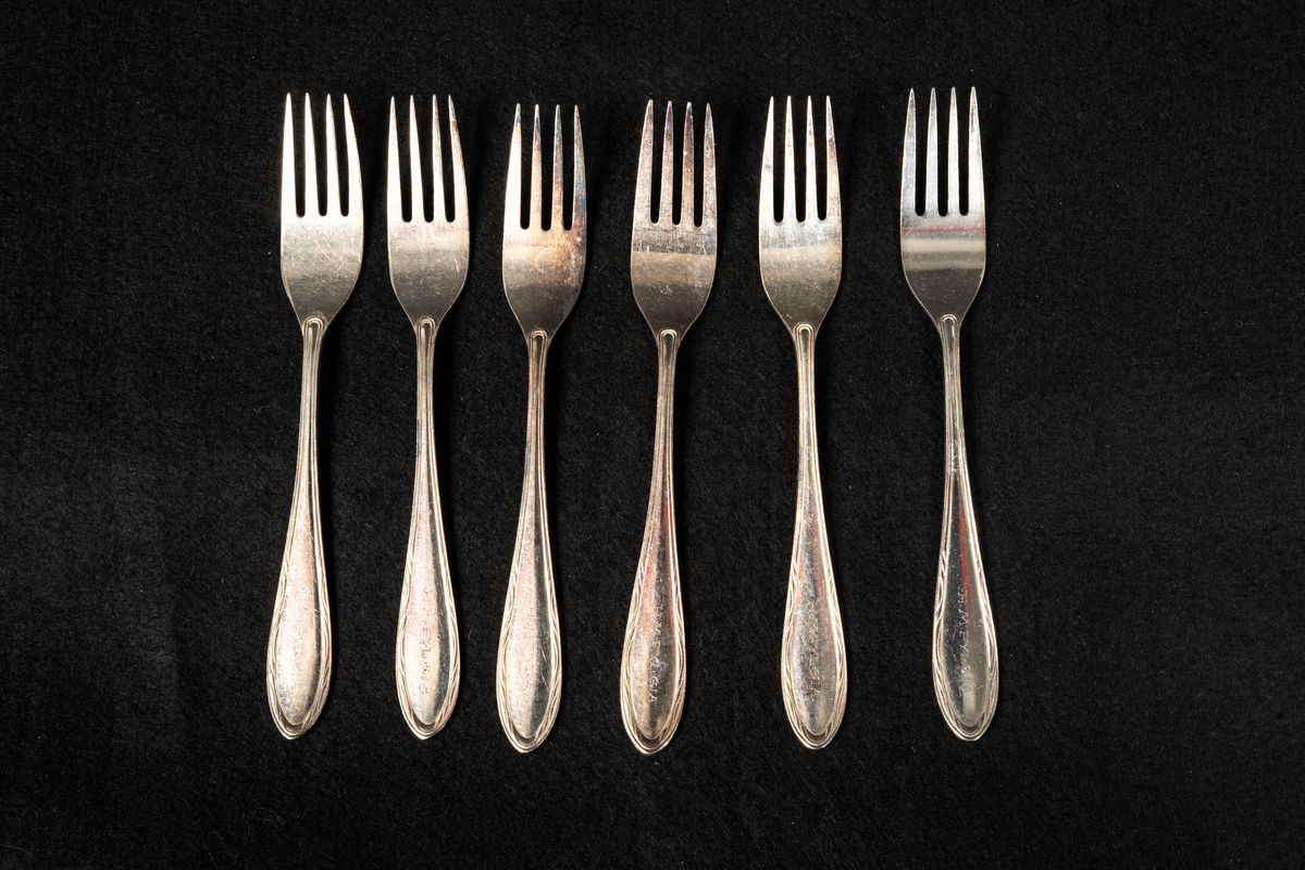 Sex stycken gafflar med fyra taggar.